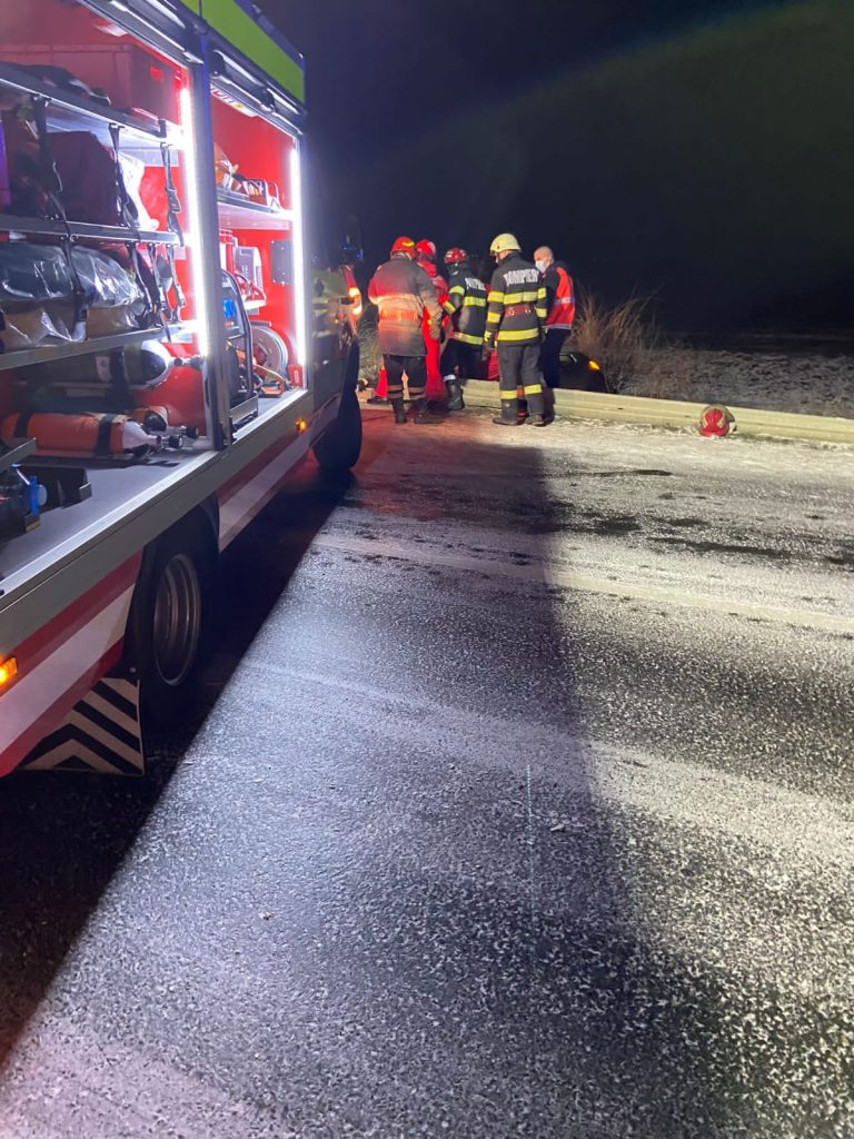 Un autotren plin cu cereale s-a răsturnat pe DN52: A intervenit elicopterul SMURD - 